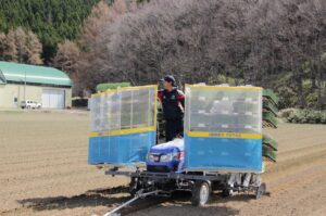 【ＪＡところ通信】光と風の大地５月号の表紙＆玉ねぎの植え付け作業を撮影しました!