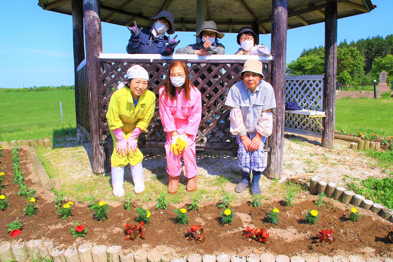 【ＪＡところ通信】牛やのかぁちゃんの会がＪＡ牧場の花壇に花を植えました！