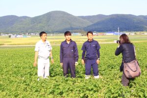 【ＪＡところ通信】富丘地区の森澤さんがカルビーの取材を受けました