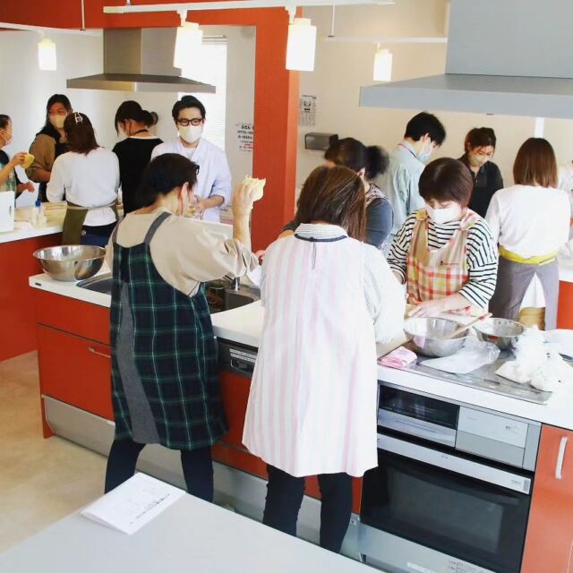キッチンスタジオでパン作り🍞⁡
⁡⁡
春の農作業が本格化する少し前、⁡
⁡JAところ女性部による役員研修として
⁡日本甜菜製糖㈱さん(@tokachi_no_koubo )のご好意でパン作り！⁡
⁡⁡
⁡うえる1階のキッチンスタジオでは⁡
⁡パン作りもできちゃいますᕷ·͜· ︎︎⁡
⁡⁡
⁡みんなでわいわい楽しく⁡
講師の方を呼んで⁡⁡料理講習会や⁡⁡
⁡ちょっとしたパーティーなど⁡利用用途は様々！
⁡ぜひご利用ください٩(ˊᗜˋ*)و⁡
⁡⁡⁡
⁡
ご利用の申し込み、お問い合わせは⁡
⁡JAところ(0152-54-2121)まで
⁡⁡
⁡⁡
⁡#JAところ #JAところ女性部 #女性部
#北海道 #北見市 #常呂町 
#オホーツク #オホーツク海 #道東 
#農業 #農家 #農業研修 #農業女子
#田舎暮らし
#ファーマーズハウスうえる 
#キッチンスタジオ
#農業研修施設 #料理⁡
⁡#パン作り #手作りパン #パン