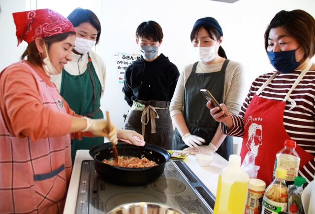 キッチンスタジオでフィリピン料理教室🍞⁡
⁡⁡
常呂町小豆生産組合で昨年12月におこなった、
婦人道外視察研修の参加者が集まってフィリピン料理ᕷ·͜· ︎︎⁡

フィリピン出身の方が講師になり、
みんなでわいわい楽しく料理を作り、
完成後はみんなで試食会！

フィリピン語でいただきます！
「Kakain na tayo(カカイン ナ タヨ)」

⁡みんなでわいわい楽しく⁡
講師の方を呼んで⁡⁡料理講習会や⁡⁡
⁡ちょっとしたパーティーなど⁡利用用途は様々！

調理器具やお皿などは一通り取り揃えております𓌉◯𓇋
⁡ぜひご利用ください٩(ˊᗜˋ*)و⁡
⁡⁡⁡
⁡
ご利用の申し込み、お問い合わせは⁡
⁡JAところ(0152-54-2121)まで
⁡⁡
⁡⁡
⁡#JAところ #常呂町小豆生産組合
#北海道 #北見市 #常呂町 
#オホーツク #オホーツク海 #道東 
#農業 #農家 #農業研修 #農業女子
#田舎暮らし
#ファーマーズハウスうえる 
#キッチンスタジオ
#農業研修施設 #料理⁡
⁡#フィリピン #フィリピン料理 
#料理好きな人と繋がりたい